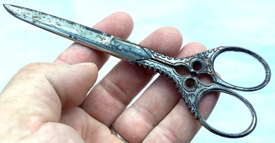 ANCIEN CISEAU DE COUTURE GARANTIE SOLINGEN CROIX CATHOLIQUE CHISEL CROSS - Photo 3/4