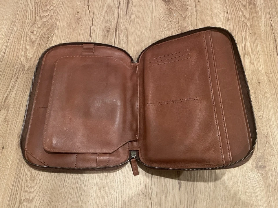 "Organizador This Is Ground de cuero marrón con cremallera alrededor 11,5""x8""" Foto 3 de 4