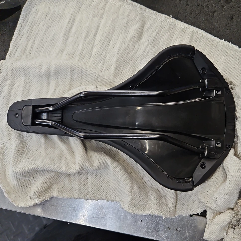 Sillín RIVO especializado - NUEVO - Sin caja 155 mm Foto 2 de 3