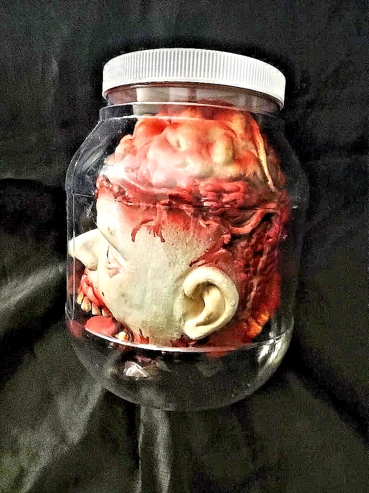 Spirit Halloween Cabeza encogida en un tarro Decoración utilería Foto 3 de 4