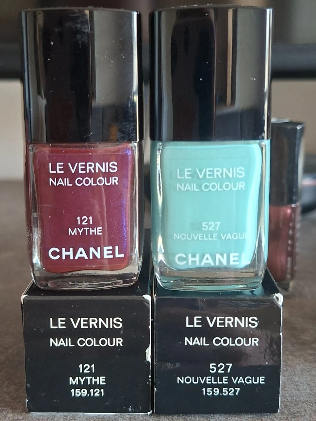 Set of 2 CHANEL Le Vernis Nail Polish- 121 Mythe, 527 Nouvelle Vague
Opens in a new window or tab