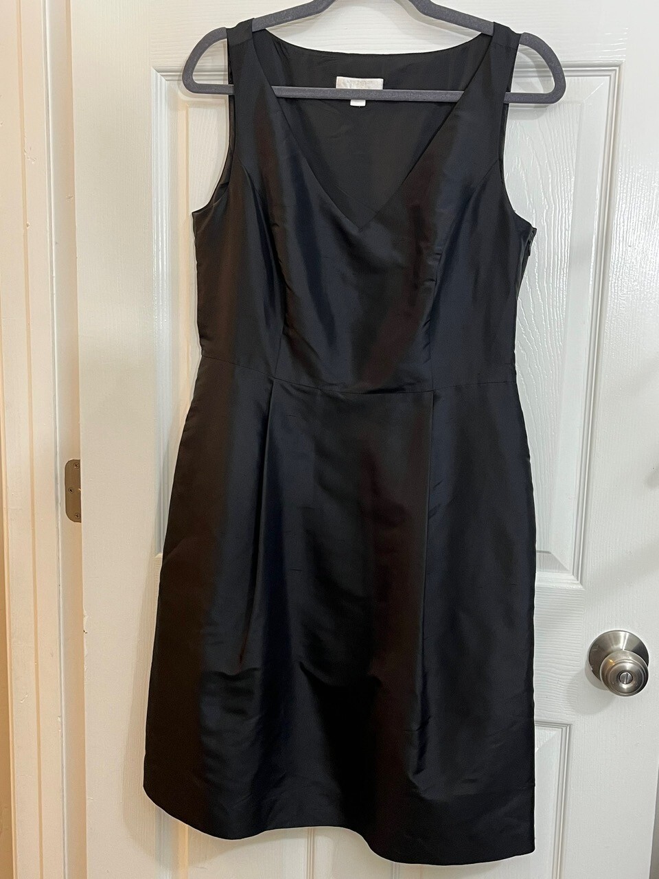 Ann Taylor Silk Black Cocktail Dress Women's Sleeveless V-Neck Party Line Size 8
