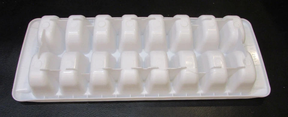 Bandejas de cubitos de hielo apilables de plástico blanco espacial Rubbermaid 16 de colección de los años 90 Foto 2 de 2
