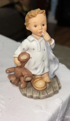 Berta Hummel figurine, ''Tuck Me In'', 2002 Goebel - Studio  3× 2 1/4× 4 1/4