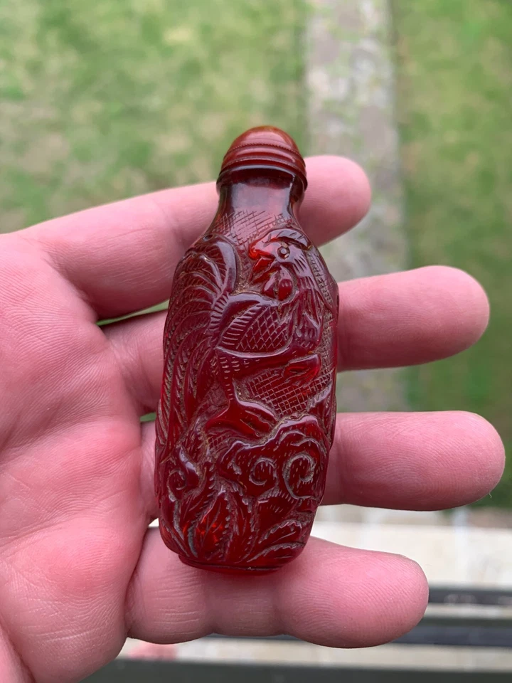 古董中国雕刻树脂红色樱桃琥珀鼻烟瓶公鸡场景 — 第 2/4 张图片