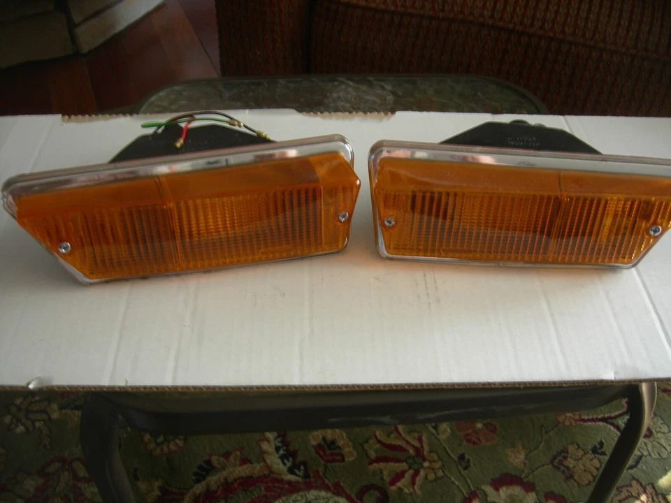 PAR DE LÂMPADAS FRONTAIS/PISCANTES TRIUMPH TR6 ÂMBAR DIREITA E ESQUERDA - Imagem 3 de 4