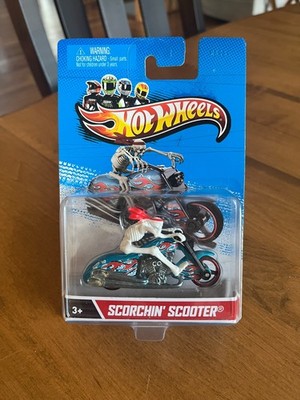 Hot Wheels Motor Cycles Scorchin' Scooter with Removable Skeleton