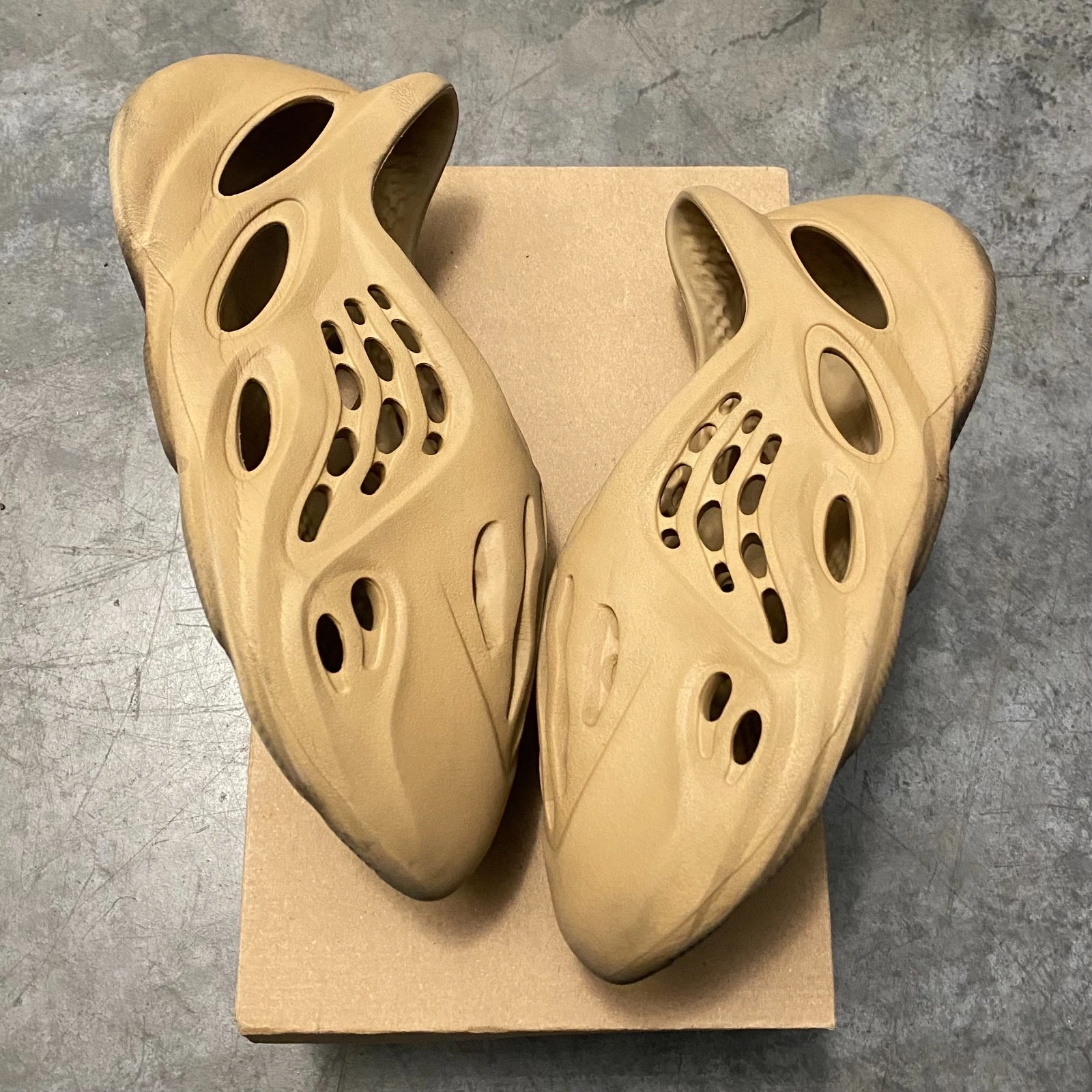 Taglia 11 Adidas Yeezy Foam Runner ocra uomo GW3354 super pulite! Spedizione veloce!