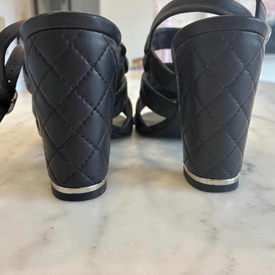 Chanel Sandalias Acolchadas Piel de Cordero Tacón Bloque Negras CC Herrajes Talla 38 Auténticas Foto 4 de 4