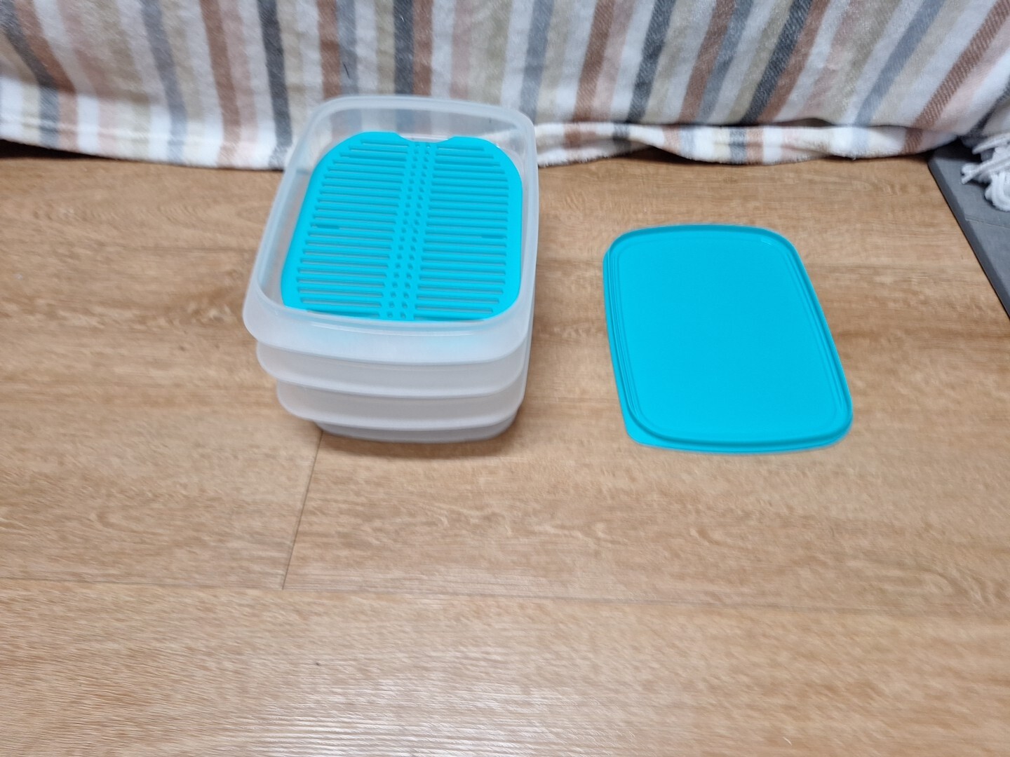 Tupperware Fridge Stack-able Deli Container With Grid Insert Teal 5 Pieces
