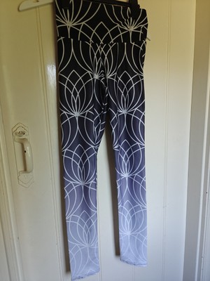 NamasteFit Yoga Leggings... Gr. S...schwarz/grau/weiß Lotusblumen Design  