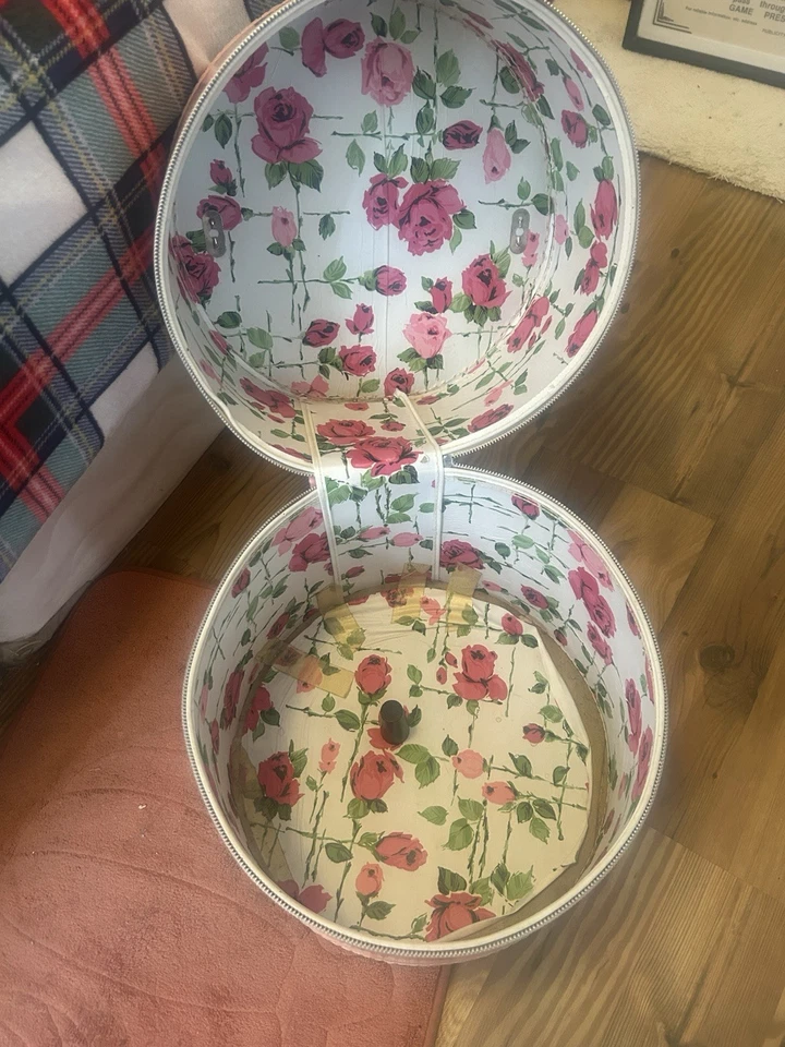 Caja de sombreros vintage grande redonda negra con cremallera tirador de cremallera y asa de transporte Foto 3 de 3