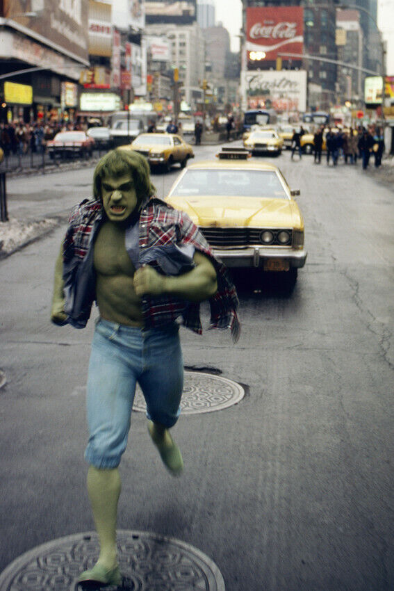 THE INCREDIBLE HULK LOU FERRIGNO ROARING GREEN IN TIMES SQUARE NEW YORK  POSTER