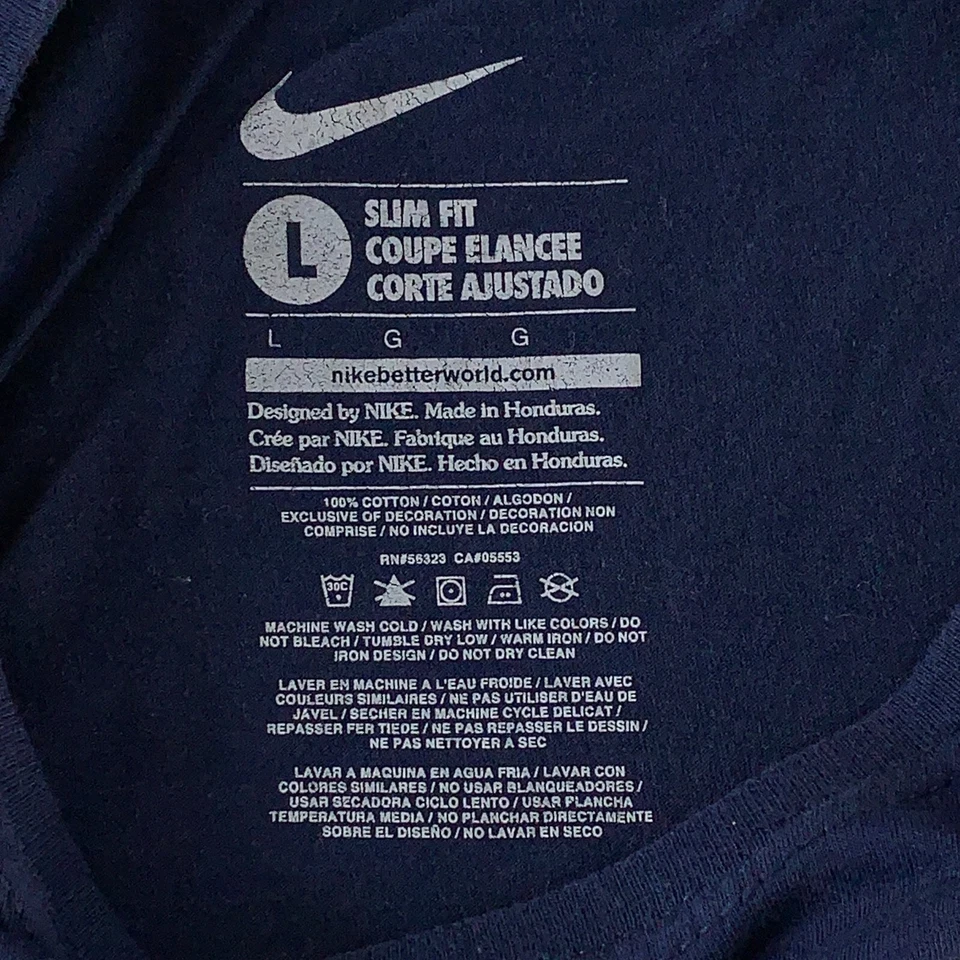 Camiseta Nike feminina tamanho grande slim fit futebol americano Just Do It gráfica manga curta - Imagem 3 de 4