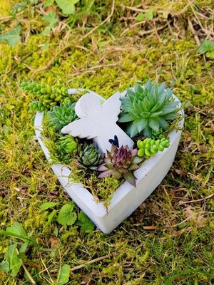Bepflanztes Herz aus Beton mit Engel Grabschmuck Trauer Grabgesteck