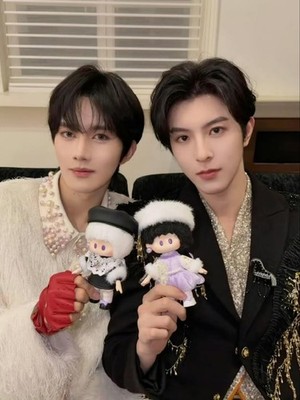 MINISO YOYO x ELIOT HUANG XING KIPUKA QIU DING JIE PHOTOCARD DOLL