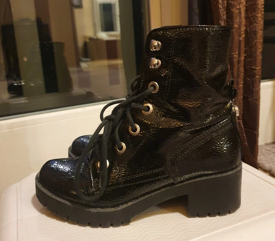 Botas de combate Steve Maden Giorgie para mujer.   Charol sintético Foto 3 de 4