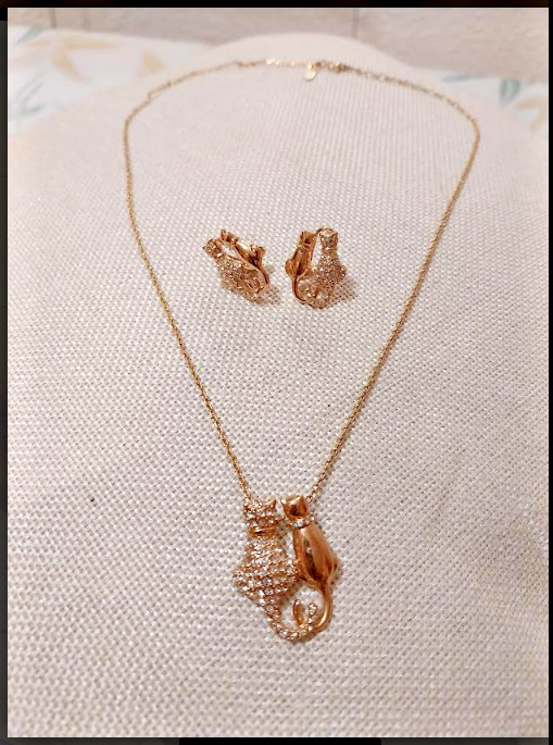 CADENA COLGANTE Y PENDIENTES CON GATOS APASIONADO ORO Y CRISTAL SAN VALENTIN