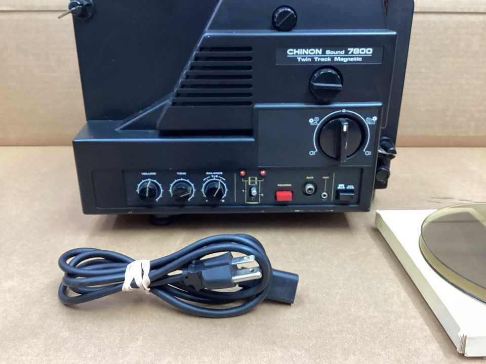 Proyector magnético de 8 mm de doble pista Chinon Sound 7800 de colección enciende giros 1 carrete Foto 2 de 4