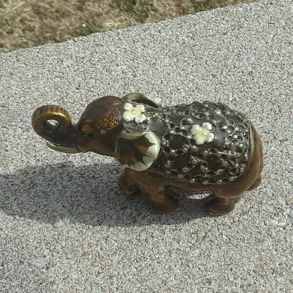 БРОНЗОВЫЙ ИЛИ ЛАТУННЫЙ АЗИАТСКИЙ слон С ДЕКОРАТИВНЫМИ ДЕТАЛЯМИ APPX. 2 «ВЫСОКИЙ X 3,5» длиной - Изображение 2 из 3