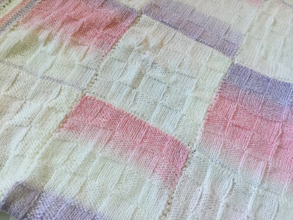 BABY AFGHAN - Tejido a mano - Multicolor - 50" X 34" - Lavar y secar a máquina Foto 2 de 4