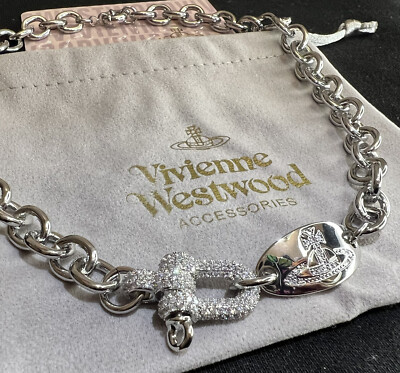 Vivienne Westwood
ヴィヴィアンウエストウッド
ロゴ ベレー帽 Aleksa Pendant Necklace in PLATINUM-GREY-Pearl-BLACK-DIAMOND