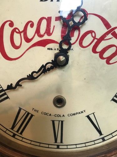 Vintage Plastic Coca-Cola Schoolhouse Pendulum Clock. 5/10/77.It Does Not Work! - Foto 3 di 12