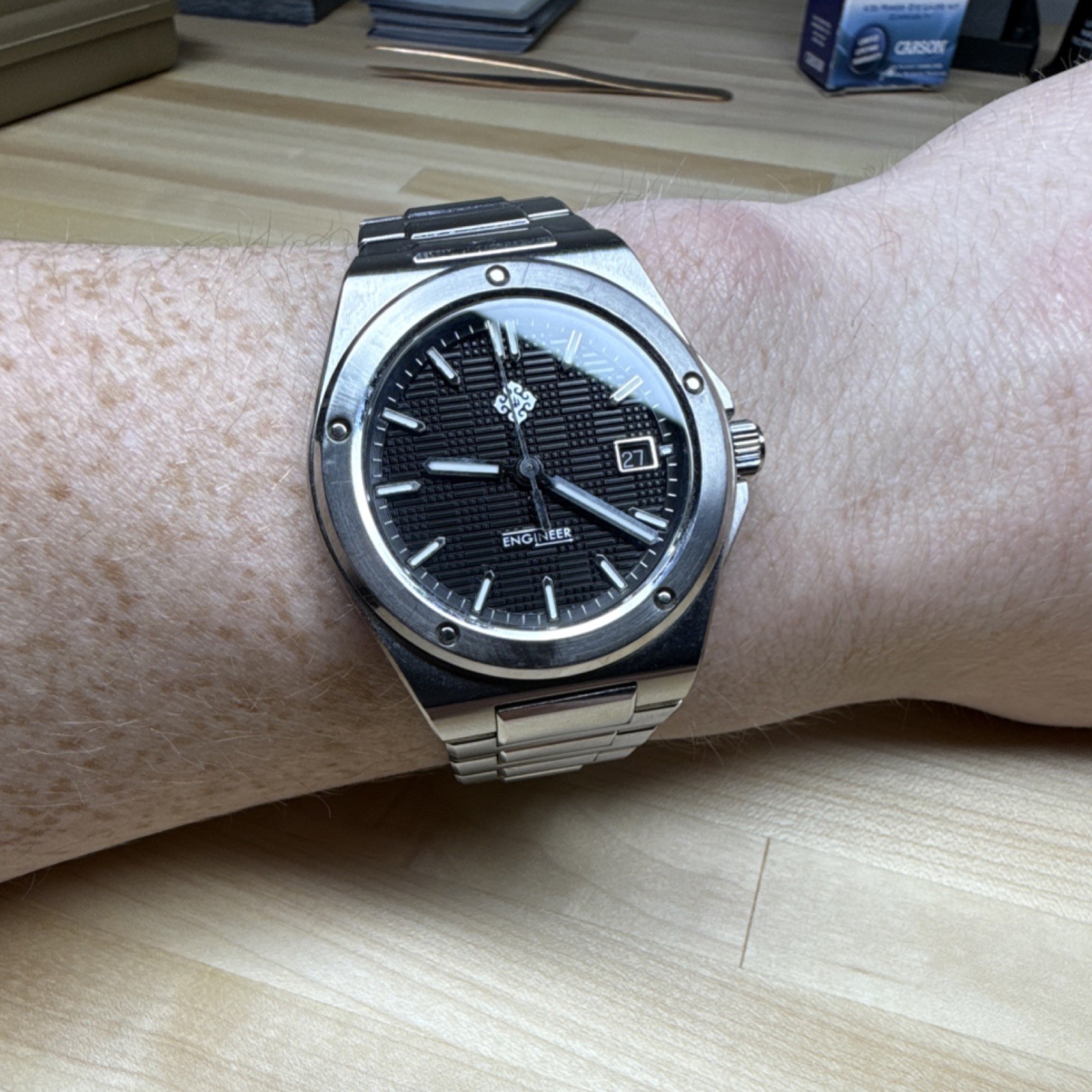 IXDAO Engineer Wristwatch Silver Metal Bracelet Black Tapisserie Dial Date