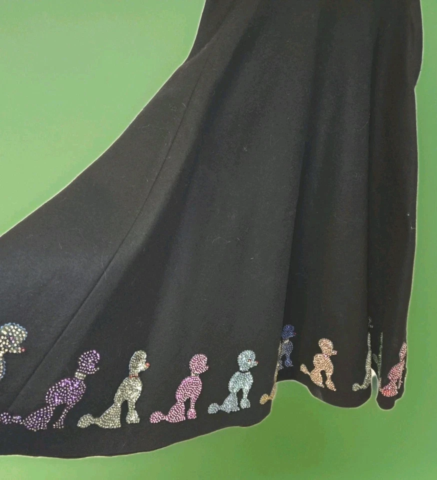 Falda circular de fieltro negro hecha a mano años 50 con caniches de lentejuelas con cuentas, 23" W, 30" L Foto 2 de 4