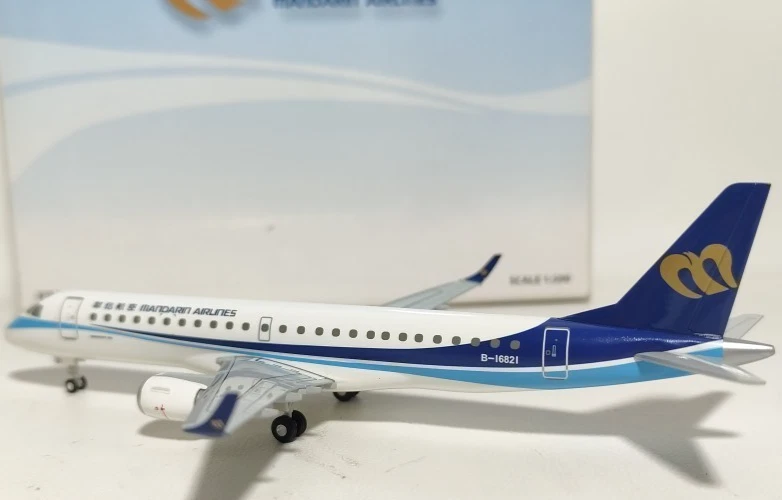 Avião modelo Hogan 1:200 Mandarin Airlines Embraer ERJ-190 1990'S cores B-16821 - Imagem 4 de 4