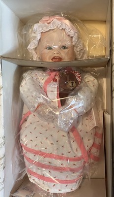 Knowles Co (1987) Sarah Picture-Perfect Babies Doll Yolanda w/ Stand & COA 14 