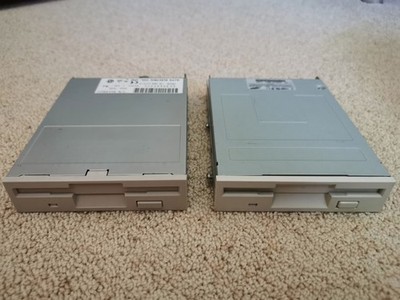 Zwei 3.5'' Floppy Disk Drive  1.44MB Beige Disketten-Laufwerke