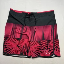 Oakley Performance Raspberry Palm Geometric Men’s Board Shorts  (Sz Fits 40x9in)
