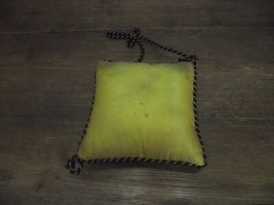 Lot de Bannière en soie jaune brodée de fleurs, grenade, lys et épis de