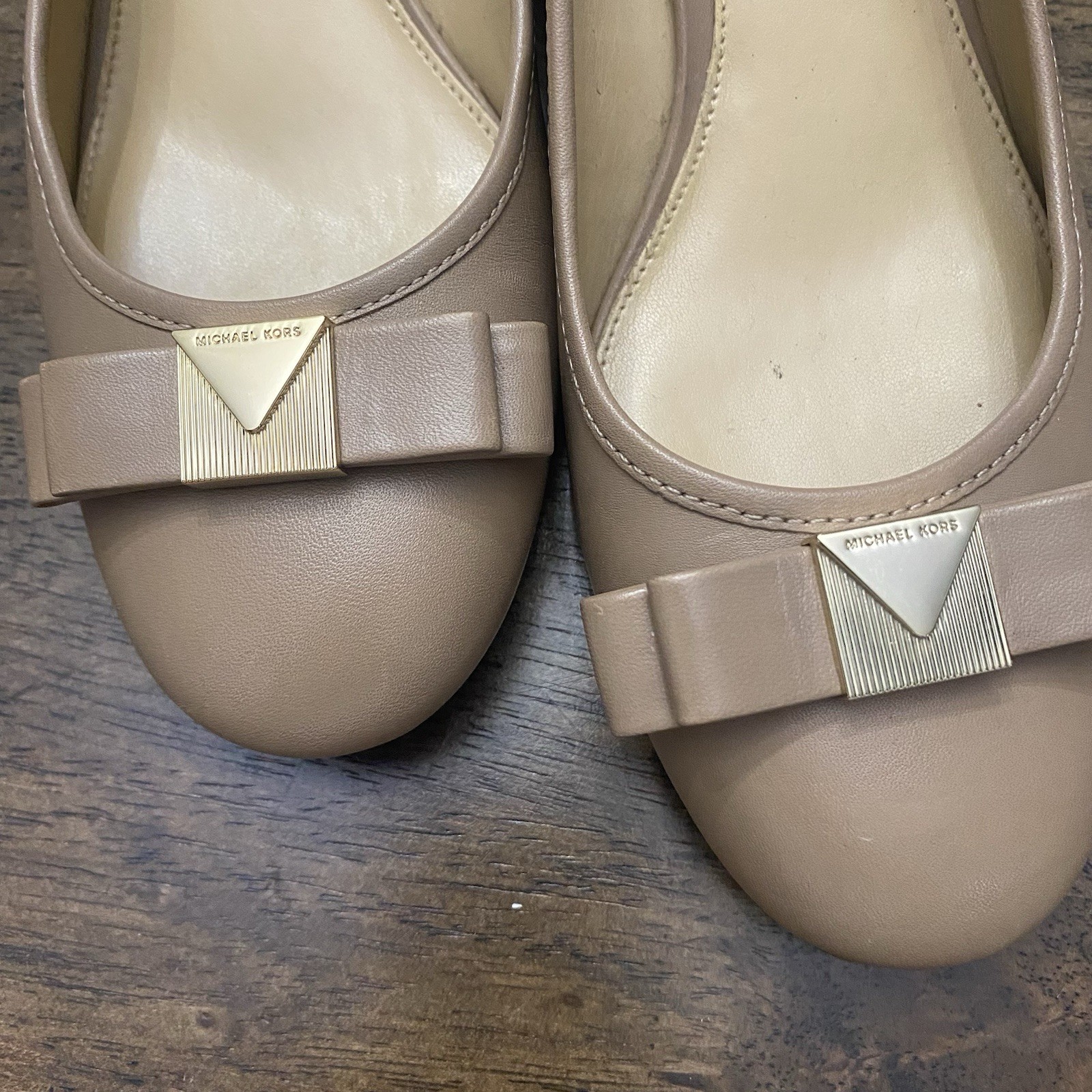 Michael Kors Logo Bow Mid Pump Leather Dress Shoes Womens Size 7M Tan thumbnail 4