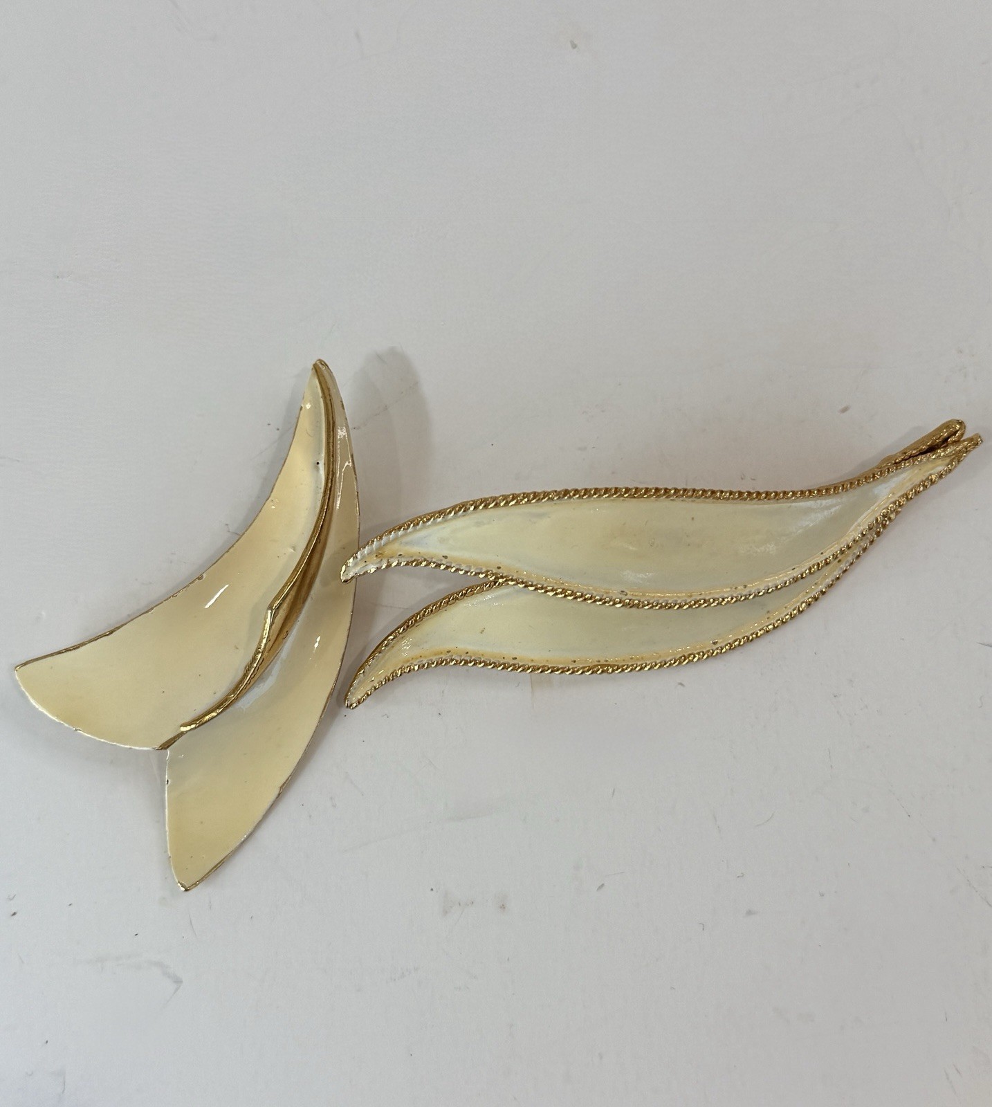1960s Mid Mod BSK Beige Enamel Brooch Gold Tone, Curled Leaf Signed 000111000