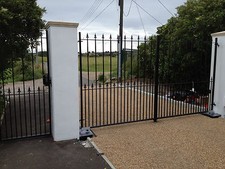 DRIVEWAY GATES MANUAL AND AUTOMATIC ENGLISH FAMILY BUSINESS FINEST QUALITY