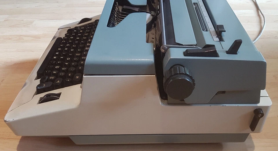 ROBOTRON 202 ELEKTRISCHE SCHREIBMASCHINE ORIGINAL DDR VEB KOMBINAT - Bild 2 von 4