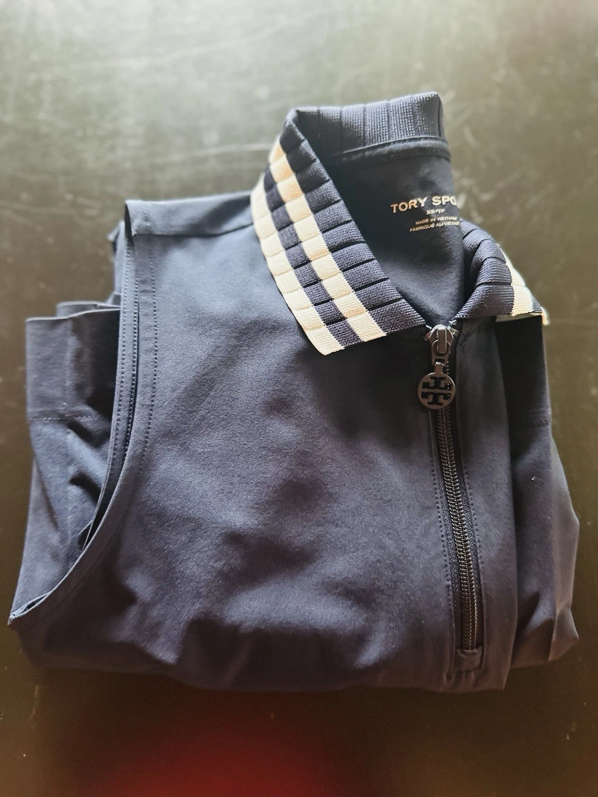 Abito da golf TORY BURCH Sport Large blu navy con colletto zip performance plissettato ?