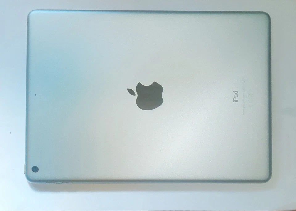 iPad 6 Wi‑Fi - 32 GB - plata/silver + Teclado Logitech Slim Folio negro - Imagen 2 de 4