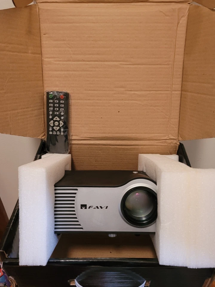 Proyector portátil y control remoto FAVI RioHD-LED solo SIN PROBAR COMO SE LEE Foto 3 de 4