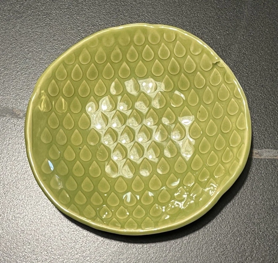 Plato de cerámica pequeño hecho a mano plato de baratija patrón de lágrima firma verde Foto 2 de 4