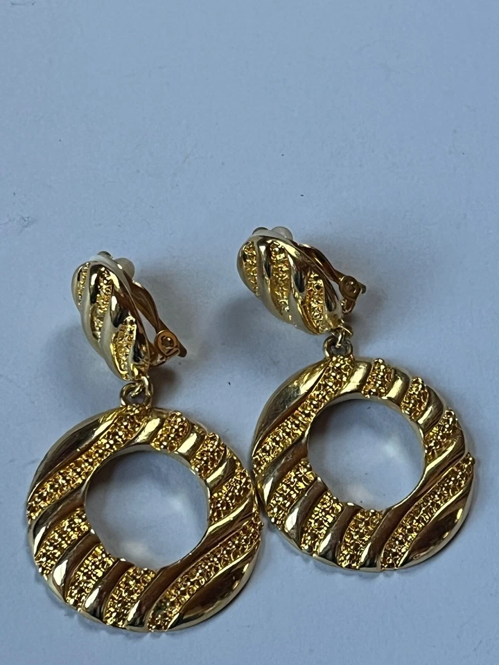 Pendientes colgantes vintage acanalados ovalados en tono dorado con círculo abierto grande - Foto 2 de 4