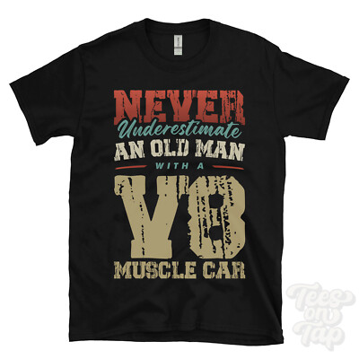 UNTERSCHÄTZE NIEMALS EINEN ALTEN MANN MIT EINEM V8 MUSCLE CAR LUSTIGES T-SHIRT IDEALES GESCHENK