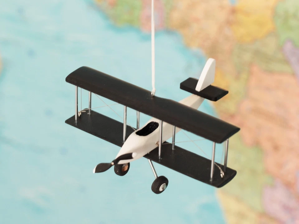 Avión colgante, blanco negro, decoración de guardería, avión decorativo de madera Foto 2 de 4