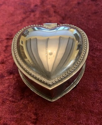 Silber Herz Schmuck Schmuckschatulle Perlenrand mit rotem Samtfutter.