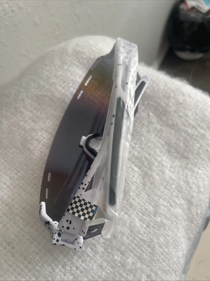 Gafas de sol deportivas con montura blanca y lentes tintadas Pugs con almohadillas para la nariz ajustables UV400 Foto 2 de 3