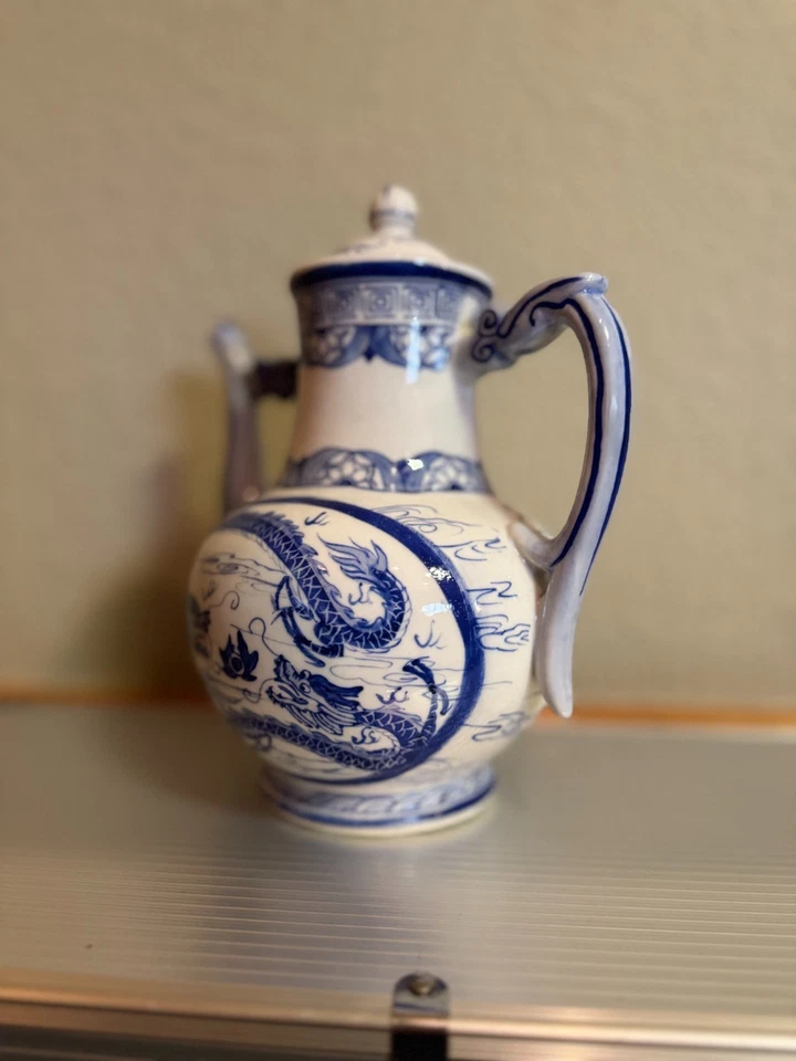 Tetera de porcelana china vintage azul y blanca dragón marca Qianlong pintada a mano Foto 3 de 4