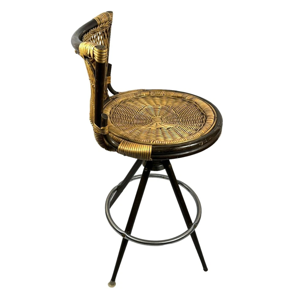 Juego de 2 sillas giratorias vintage MCM de mimbre y ratán años 70 mediados de siglo modernas Foto 3 de 4