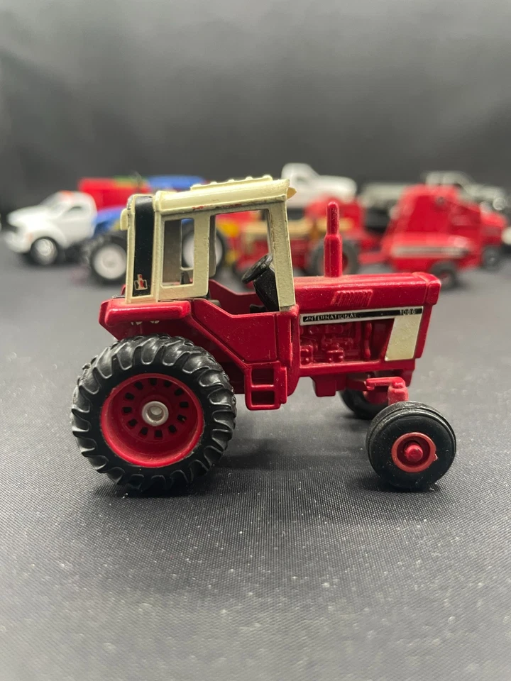 Lot Ertl 1:64 Tractors International Case New Holland John Deere Balers Truck - Image 3 of 4